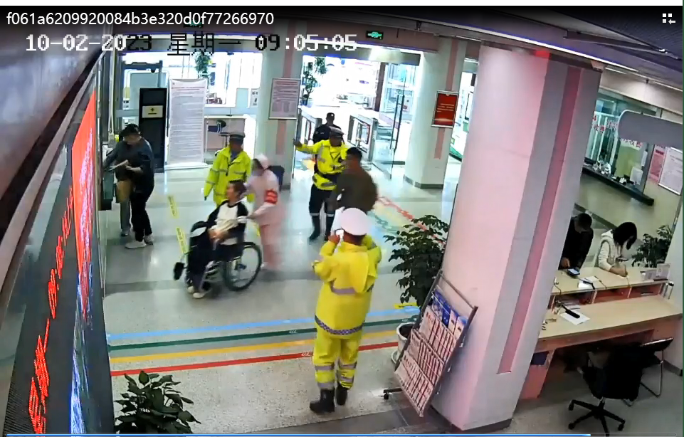 孕妇路上突发出血，警医联手全力救治  ​